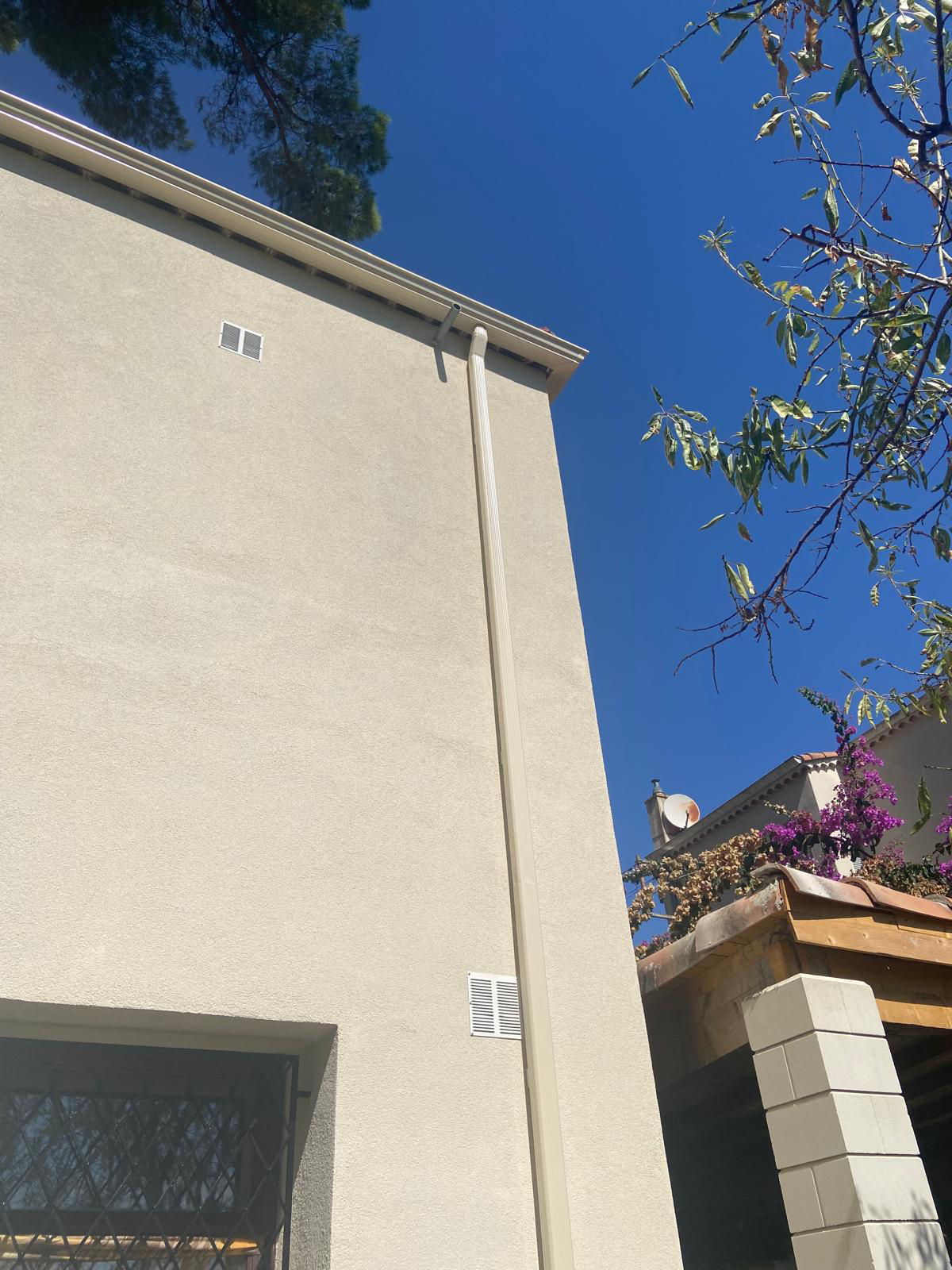 Fixation descente gouttière alu