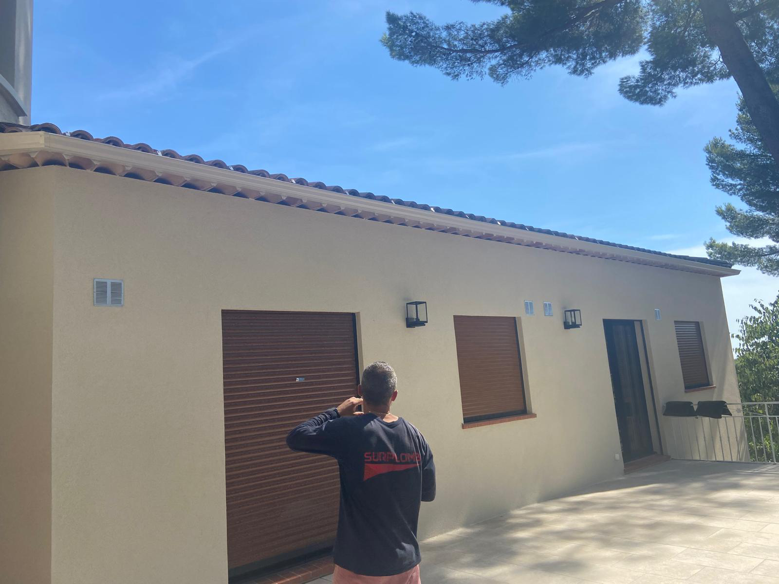 Gouttières aluminium côté salon villa