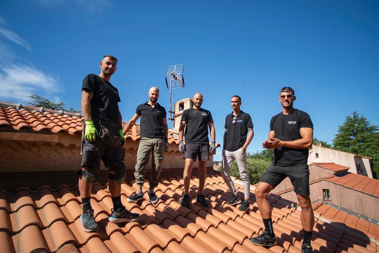 L'équipe Corail sur une toiture d'une maison dans le Var