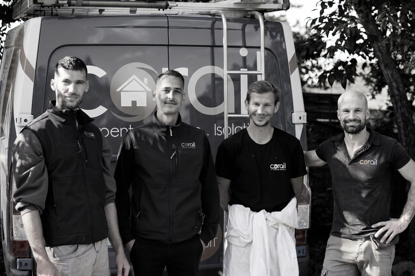 Artisan posant de l'isolant dans les combles d'une maison