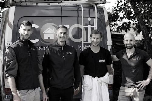 L'équipe Corail en pleine isolation de combles dans le Var